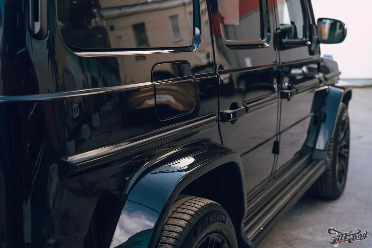 Побортная стереосистема с двумя усилителями на Mercedes G-class. Карбон в салоне. Полировка и керамика кузова, оклейка лобового стекла